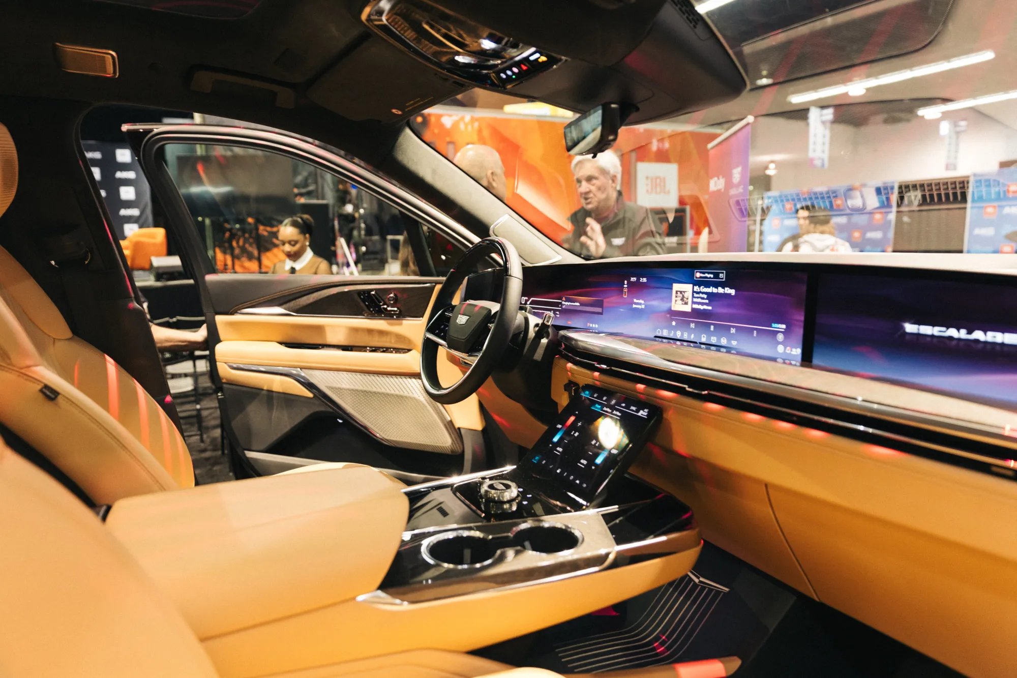 Cadillac, AKG ve Maroon 5’in Dolby Atmos Dünyasına Girişi: Ses Nesneleriyle Birlikte Unutulmaz Deneyimler