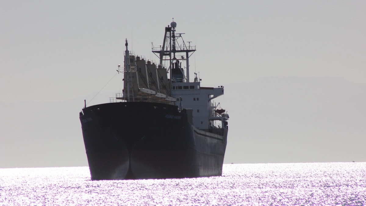 Hormuz Boğazı’nda Geminin Vurulması Sonucu Bir Denizci Hayatını Kaybetti
