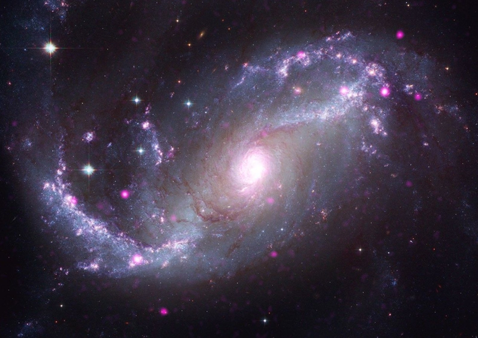 NASA’nın Chandra X-ışını Gözlemevi ile Çekilen Yeni Görüntülerde 16 Parıldayan Galaksi