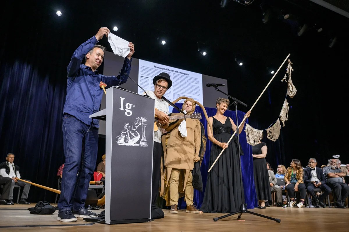 Kokroç Milki, Türler Arası Öpücükler ve Daha Fazlası: 2026 Ig Nobel Ödülleri Sahiplerini Buldu