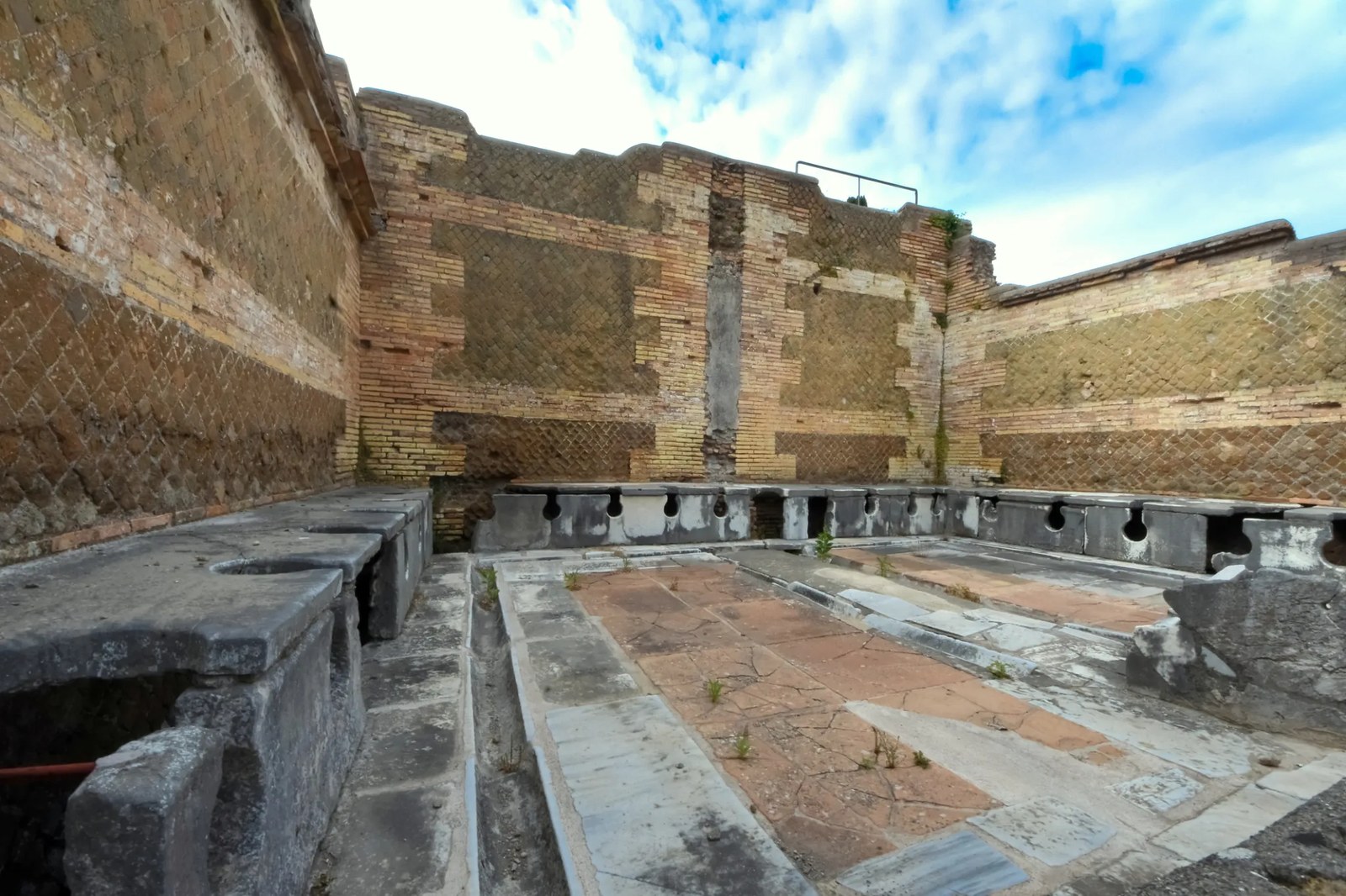 Antik Roma’da Tuvalet İhtiyaçlarını Gidermek: Grup Etkinliği ve Diğer Detaylar