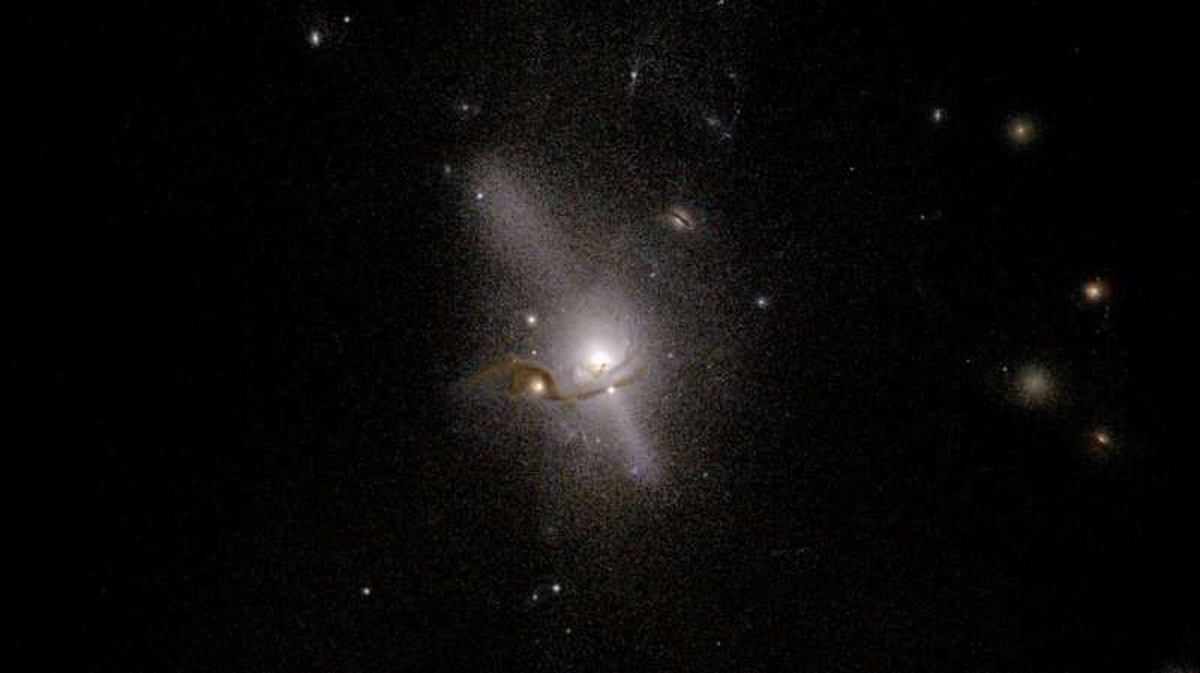 Simulation of a glowing disc with stars in the background.