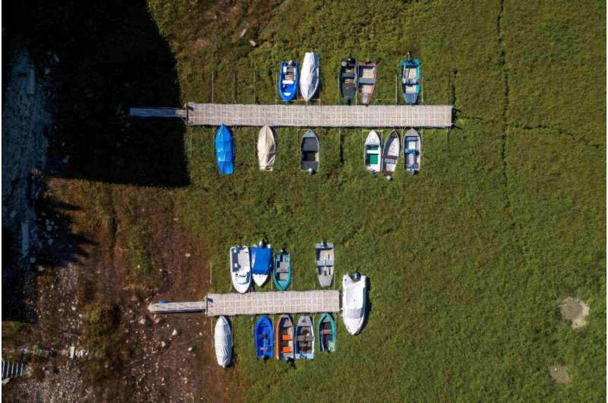 Boats stranded on the bed of the Lac des Brenets